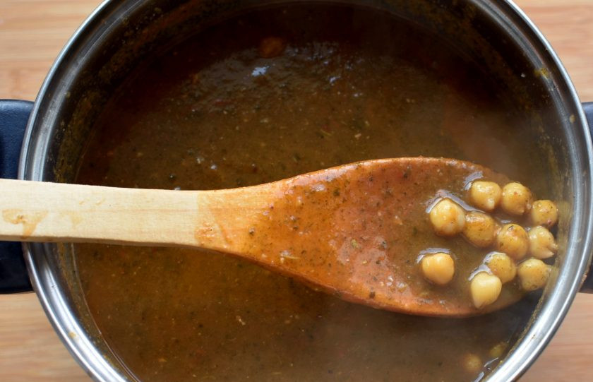 1. Этап. Томатный суп с нутом и беконом: Верните суп на плиту, добавьте нут и бекон, прогрейте минуты 3. Накройте кастрюлю плотно крышкой и дайте настояться минут 10.