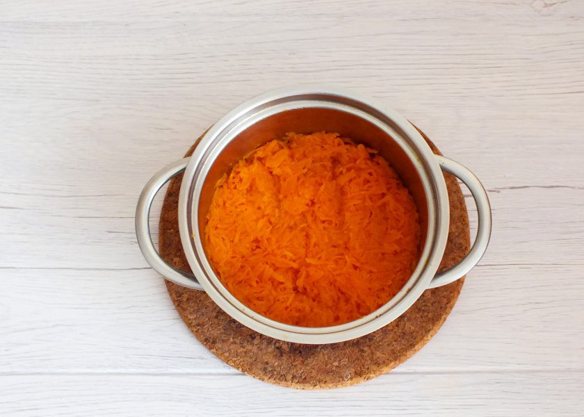 1. Этап. Морковный хлеб в хлебопечке: Снимите морковь с огня. Отставьте в сторону.