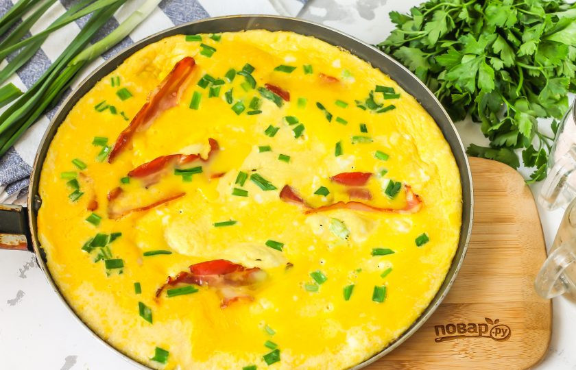 1. Этап. Омлет на ряженке: Как только вся яичная масса станет плотной, выключите нагрев — омлет полностью готов.