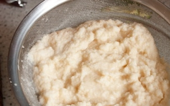 1. Этап. Бабка картофельная в горшочке: Откинуть на сито или дуршлаг и дать стечь лишней жидкости. Если времени мало, то можно слегка отжать картофель руками и добавить в картофельную массу немного муки.