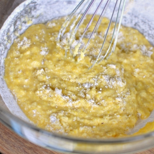 1. Этап. Вафли с беконом: Добавляем в миску сухую мучную смесь и взбиваем, пока сухие ингредиенты не перемешаются с жидкими.