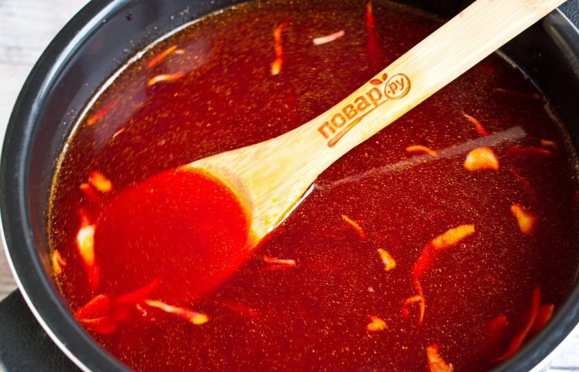 1. Этап. Борщ без картошки: Добавьте томатную зажарку, готовьте 5 минут. Снимите с плиты, дайте настоятся в течение 20 минут. Мясо нарежьте мелкими полосками или кусочками, положите в тарелки.