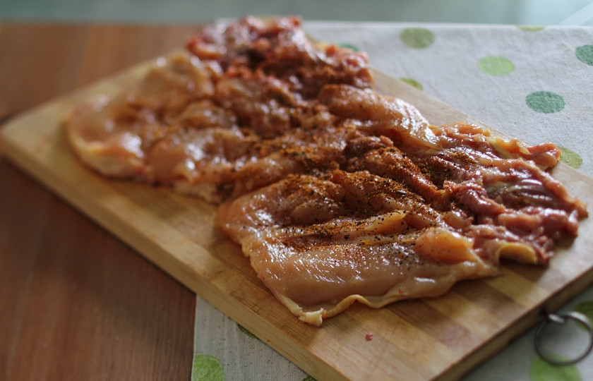 1. Этап. Галантин из курицы: Чищу курицу таким образом, чтобы кожа осталась неповрежденной, без разрезов и надрывов. От костей отделяю таким образом, чтобы кожа осталась целая. Грудку разрезаю вдоль и распределяю ее равномерно по всей поверхности разделочной доски. Солю, перчу и посыпаю специями.