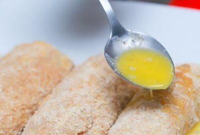 1. Этап. Запеченная треска в панировке: Равномерно полейте рыбу маслом.