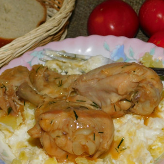 Куриные голени в луково-винной подливе