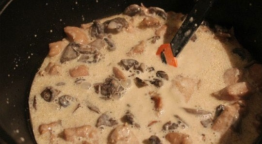 1. Этап. Куриная грудка с шампиньонами в сливках: 15. Как только содержимое казана начало закипать, сразу же убавляю огонь до минимума и варю 5-7 минут.