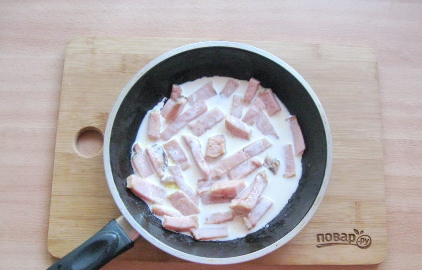 1. Этап. Паста с бужениной: Влейте сливки и прогрейте в них буженину 3-4 минуты.