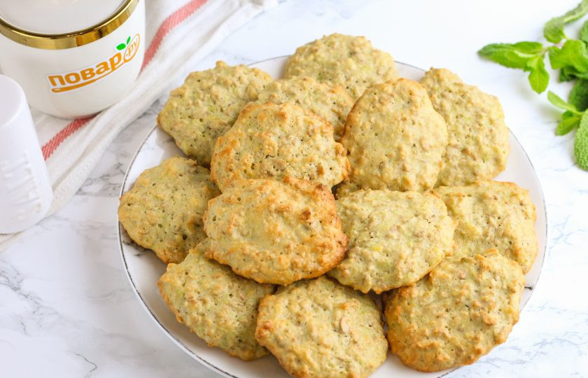 1. Этап. Печенье из кабачков с овсяными хлопьями: Испеките печенье примерно 20-25 минут до румяности. Затем переместите его на тарелку, помогая себе деревянной лопаткой. Остудите в течение 10-20 минут, печенье станет хрустящим по бокам.