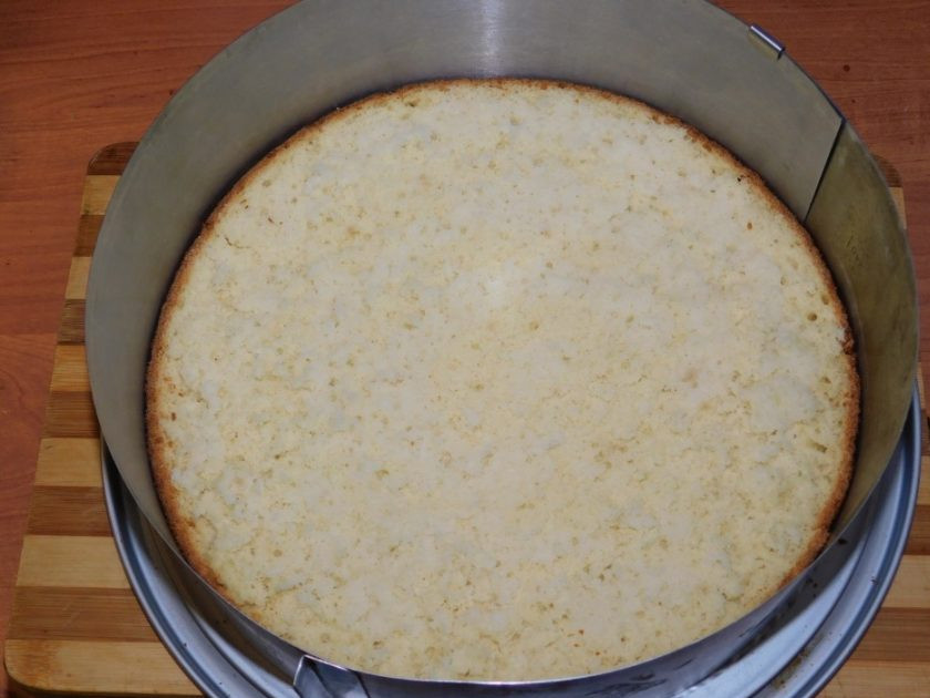 1. Этап. Торт Крем а-ля крем: Готовый бисквит остудите и немного срежьте верх. Уложите его в разъемную форму.