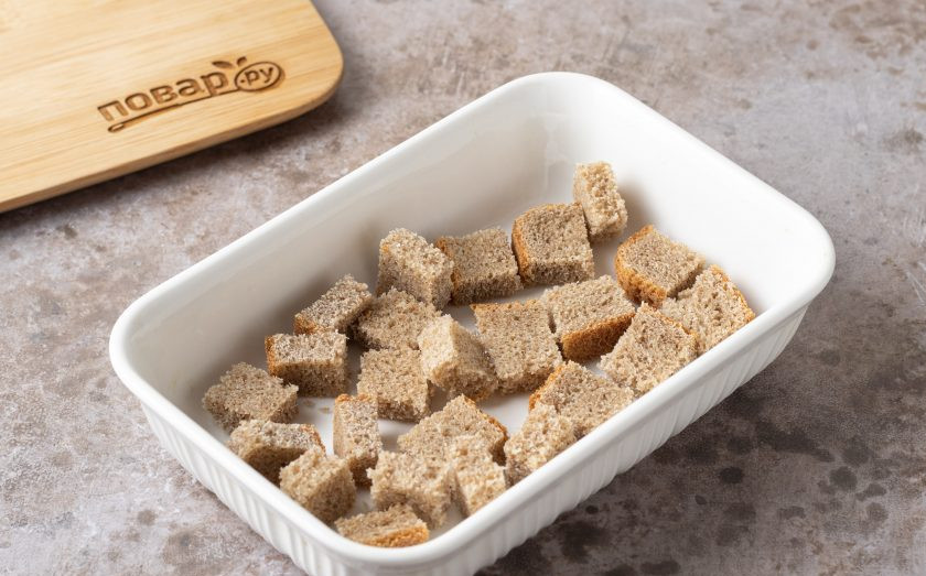 1. Этап. Салат с фасолью в томатном соусе: Хлеб нарежьте кубиками. Подсушите в духовке до хрустящего состояния.