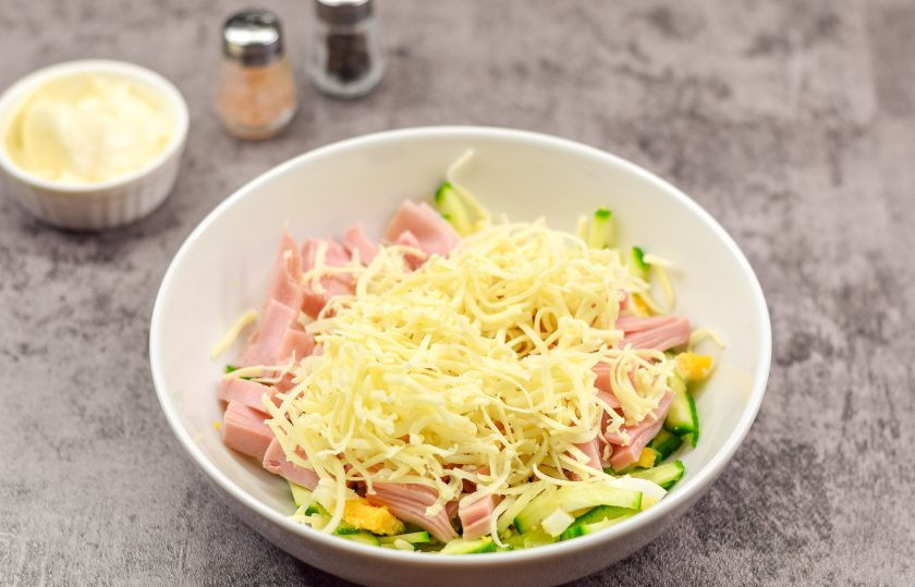 1. Этап. Салат Марианна: Твердый сыр натрите на мелкой или средней терке. Переложите сыр в салат.