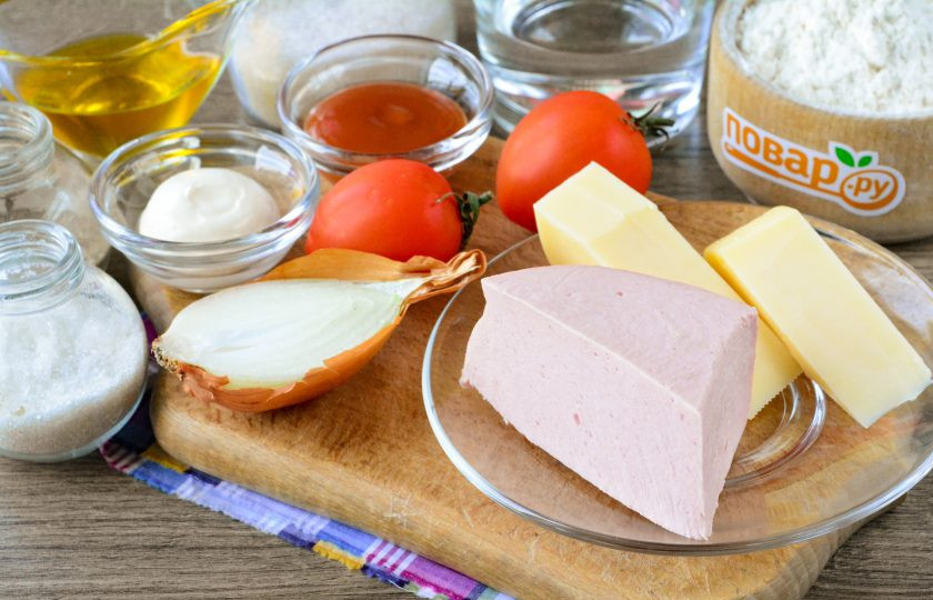 1. Этап. Пицца в чебуреке: Подготовьте все ингредиенты для приготовления пиццы в чебуреке.