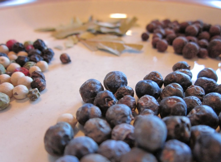 1. Этап. Копченая баранина: Лавровые листья, перец горошком и сушеные ягоды можжевельника измельчите в ступке. Смешайте с солью и сахаром, залейте водой и размешивайте пока соль и сахар не растворятся.