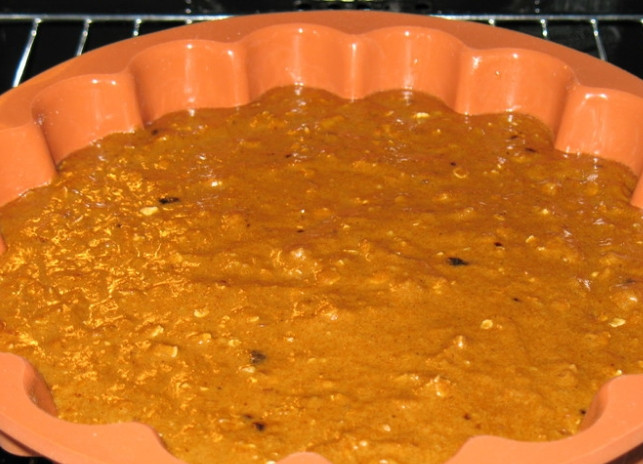 1. Этап. Коврижка из тыквы: Маргарин или масло сливочное смешайте с сахаром, добавьте яйцо и еще один желток, а также специи и соль. Добавьте молоко с тыквенным пюре. Муку просейте, смешайте с разрыхлителем, постепенно добавьте к тыквенно-яичной смеси. Добавьте овсяные хлопья и орехи. Хорошенько перемешайте. Форму смажьте маслом, выложите в нее тесто.