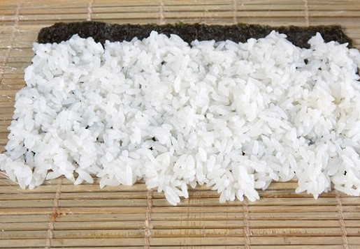 1. Этап. Кляр для суши: Берем лист нори, выкладываем сначала рис. Потом добавьте сыр (по типу 