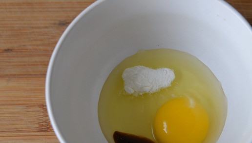 1. Этап. Салат Шустрый Петя: Готовим яичные блинчики. Разбиваем по одному яйцу. На каждое яйцо добавляем 1 ч. л. крахмала, 1 ст. л. воды, 1 ч. л. соевого соуса. Взбалтываем вилкой.