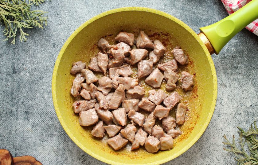 1. Этап. Индейка с рисом и овощами: Филе индейки сполосните и обсушите бумажными салфетками, порежьте мясо средними кусочками. В сковороду налейте растительное масло, разогрейте на сильном огне. Выложите в сковороду индейку и обжаривайте в течение 3-4 минут.