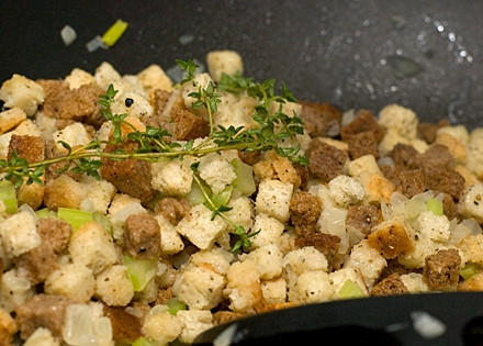 1. Этап. Цыпленок, фаршированный сухарями: 1. В кастрюле на оливковом масле обжарьте измельченный лук и сельдерей до полупрозрачности. Добавьте бульон и доведите до кипения. Добавьте тимьян и чеснок. Сверху посыпьте сухариками и выключите печь.