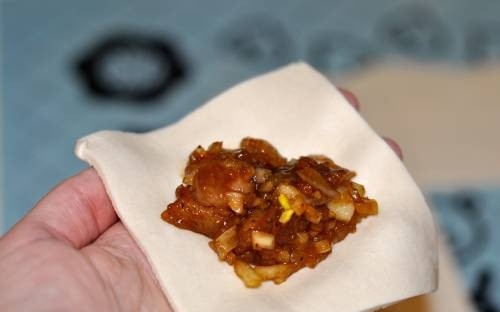 1. Этап. Самса из слоеного теста: 3. В центр кусочка теста выложите начинку.