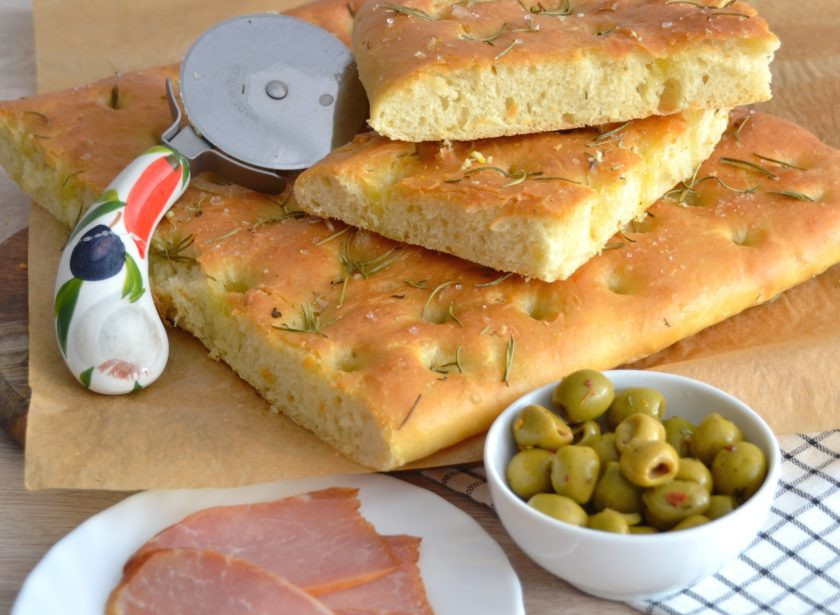 1. Этап. Итальянский хлеб с розмарином в духовке: Правильно приготовленный хлеб должен быть пышным. Его можно есть просто так, без всего, как пирог, потому что это невероятно вкусно. А если осталось чесночное масло, то обмакивайте кусочки хлеба в это масло. Получится настоящий вкус Италии!