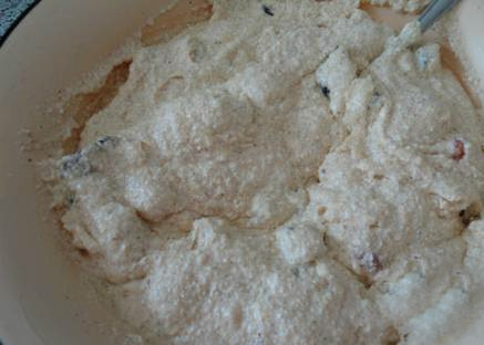 1. Этап. Запеканка с сухофруктами без сахара: Для сладости в запеканку можно положить изюм. Чем больше изюма, тем слаще будет вкус. Но это уже на любителя. Все хорошенько перемешиваем. По желанию можете добавить молотый имбирь или натереть палочку ванили.