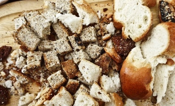 1. Этап. Сухари для салата: Нарезаем хлеб кубиками размером примерно 3 на 3 см - можно больше, можно меньше, как вам больше нравится.