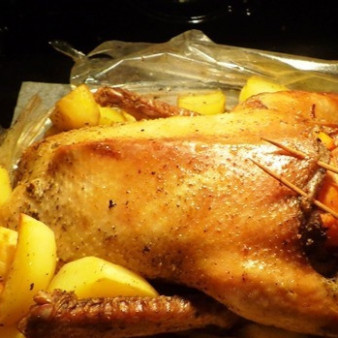 Утка в рукаве с яблоками