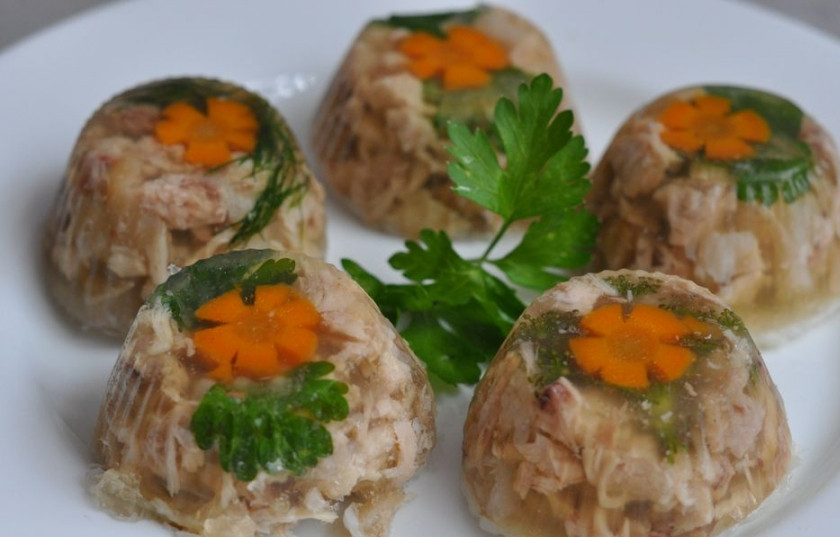 1. Этап. Холодец из рульки и курицы: Заливаем все бульоном. Отправляем в холодильник застывать. Готовый холодец из рульки и курицы подаем уже без формочек, можно украсить зеленью!