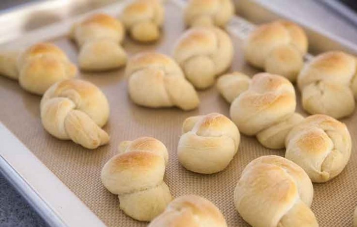 1. Этап. Чесночные узелки: 7. Отправьте противень в разогретый до 200 градусов духовой шкаф на 12-15 минут.