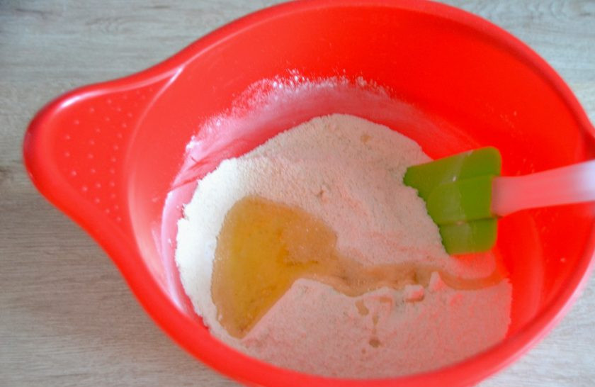 1. Этап. Макаронс на итальянской меренге: Влейте 1 порцию яичных белков (55 грамм).