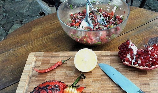 1. Этап. Шашлык на нитке в тандыре: К шашлыку я приготовила салат из печеных овощей, который идеально подходит к шашлыку.