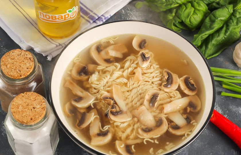 1. Этап. Рамен с сыром: Выложите в глубокую емкость лапшу быыстрого приготовления и залейте бульоном с грибами. Если вы будете использовать обычную лапшу, то ее нужно проварить вместе с грибами до готовности. Блюдо с лапшой быстрого приготовления накройте тарелкой и оставьте на 5 минут для набухания.