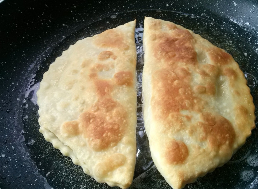 1. Этап. Ляваш: 8. Обжариваем как чебуреки - в большом количестве разогретого масла с обеих сторон до золотистого цвета теста.