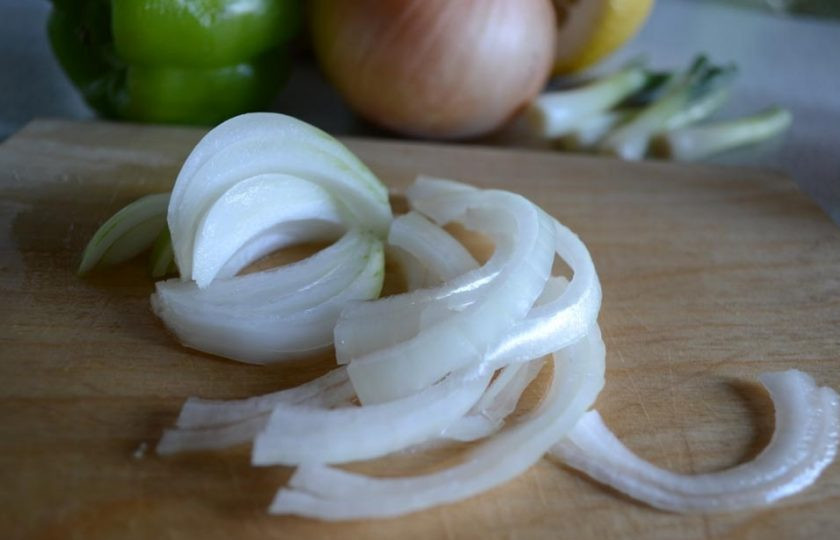 1. Этап. Грибы муэр: Очистите лук. Нарежьте небольшими полукольцами.