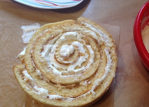 1. Этап. Торт из яблочного рулета: 12. И вокруг первого рулончика обворачиваем следующую полоску яблочного бисквита , намазанного кремом и так далее.