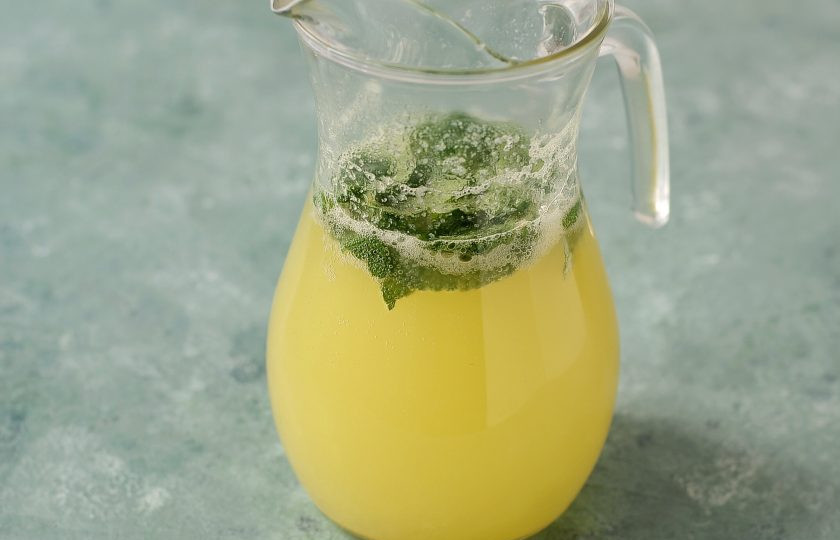 1. Этап. Ананасовый лимонад: Сверху долейте газированную воду.