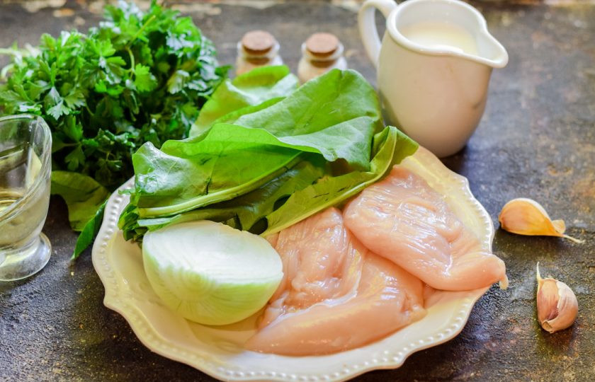 1. Этап. Курица со шпинатом в сливочном соусе: Подготовьте ингредиенты.