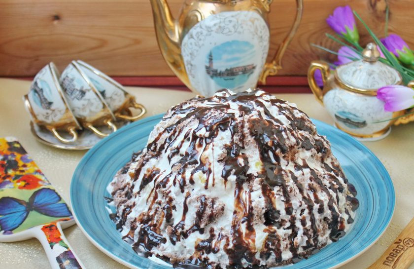 1. Этап. Торт Графские развалины с ананасами: После полейте торт растопленным шоколадом.