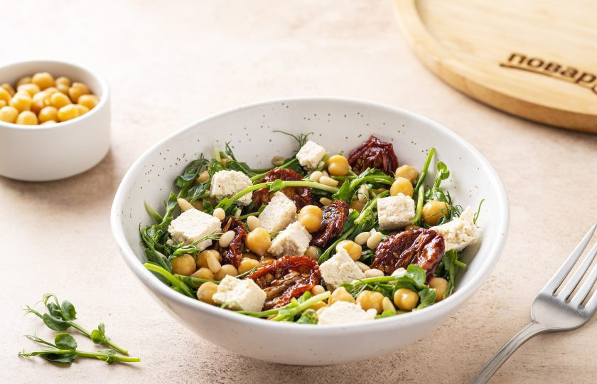 1. Этап. Салат с нутом, вялеными томатами и орехами: Полейте салат заправкой и подавайте к столу. Салат с нутом, вялеными томатами и орехами готов, приятного вам аппетита!