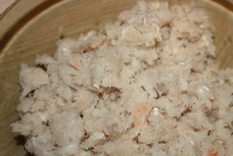 1. Этап. Зразы из хека: Филе хека пропускаем через мясорубку.