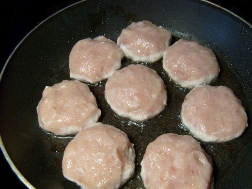 1. Этап. Фарш в тесте: Следующей части котлет придаем форму круглых лепешечек.