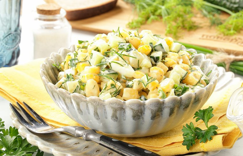 1. Этап. Салат с яйцом, сыром, кукурузой и огурцом: Приятного аппетита!