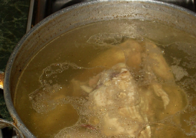 1. Этап. Суп с грибами и сыром: С окорочков удалите кожу и жир. Залейте холодной водой и варите до готовности. В кастрюлю на 3,5 литра я налил 2,5 литра воды.