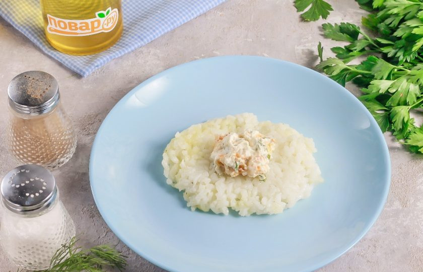 1. Этап. Рисовые шарики с креветками и творожным сыром: Разделите рисовую массу на равные части. Смочите руки в воде, и одну часть расплющите в руках в лепешку. На середину лепешки выложите 1 ч.л. начинки и соедините края, чтобы начинка осталась внутри.