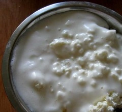 1. Этап. Творожный пирог с грушами: Ввести взбитый белок, перемешать.