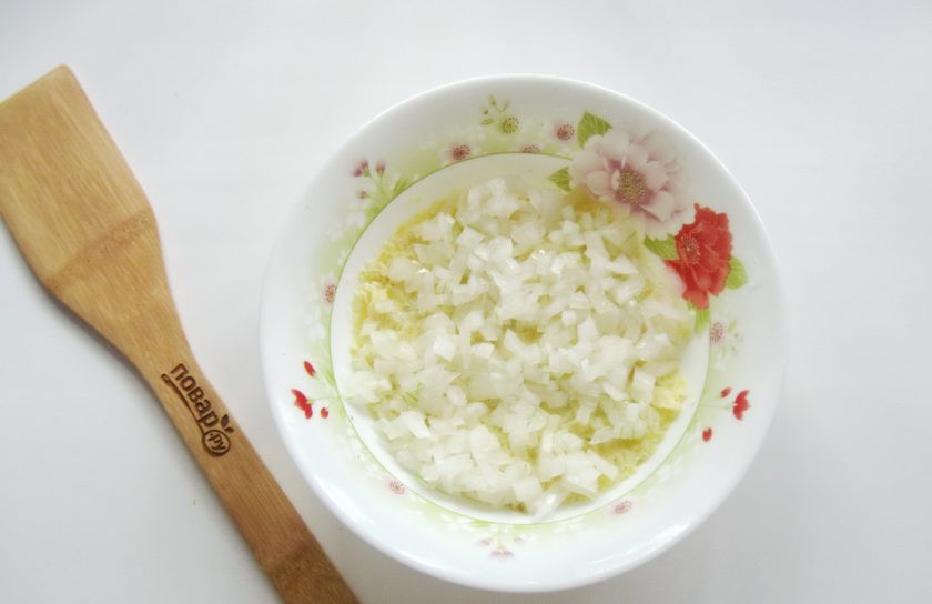 1. Этап. Салат Рыбки в пруду со шпротами: Вторым слоем выложите нарезанный лук.