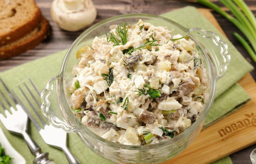 1. Этап. Салат с курицей, грибами и маринованными огурцами: Салат с курицей, грибами и маринованными огурцами готов. Приятного аппетита!