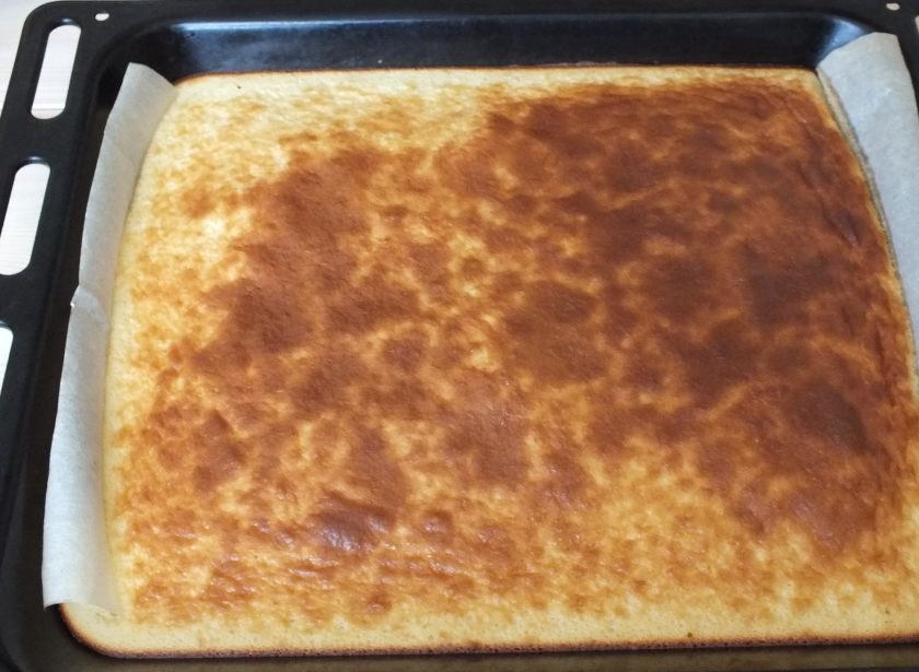 1. Этап. Торт Семистаканник: Готовый корж достаньте из духовки. Переложите на решетку или доску, охладите.