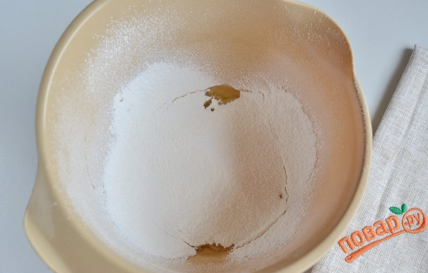 1. Этап. Криптопеченье: 14. Белок соедините с просеянной сахарной пудрой.