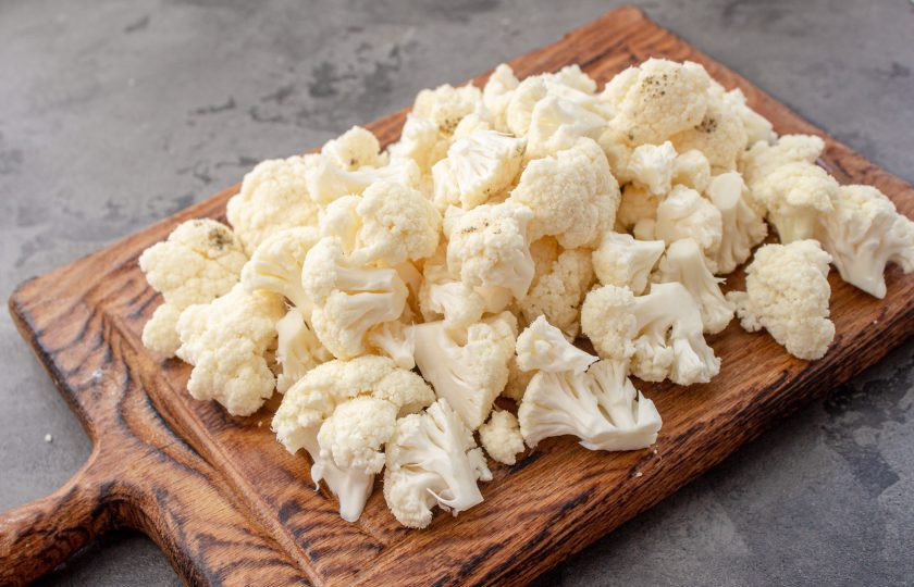 1. Этап. Запеканка из цветной капусты и семги: Цветную капусту разберите на небольшие соцветия.